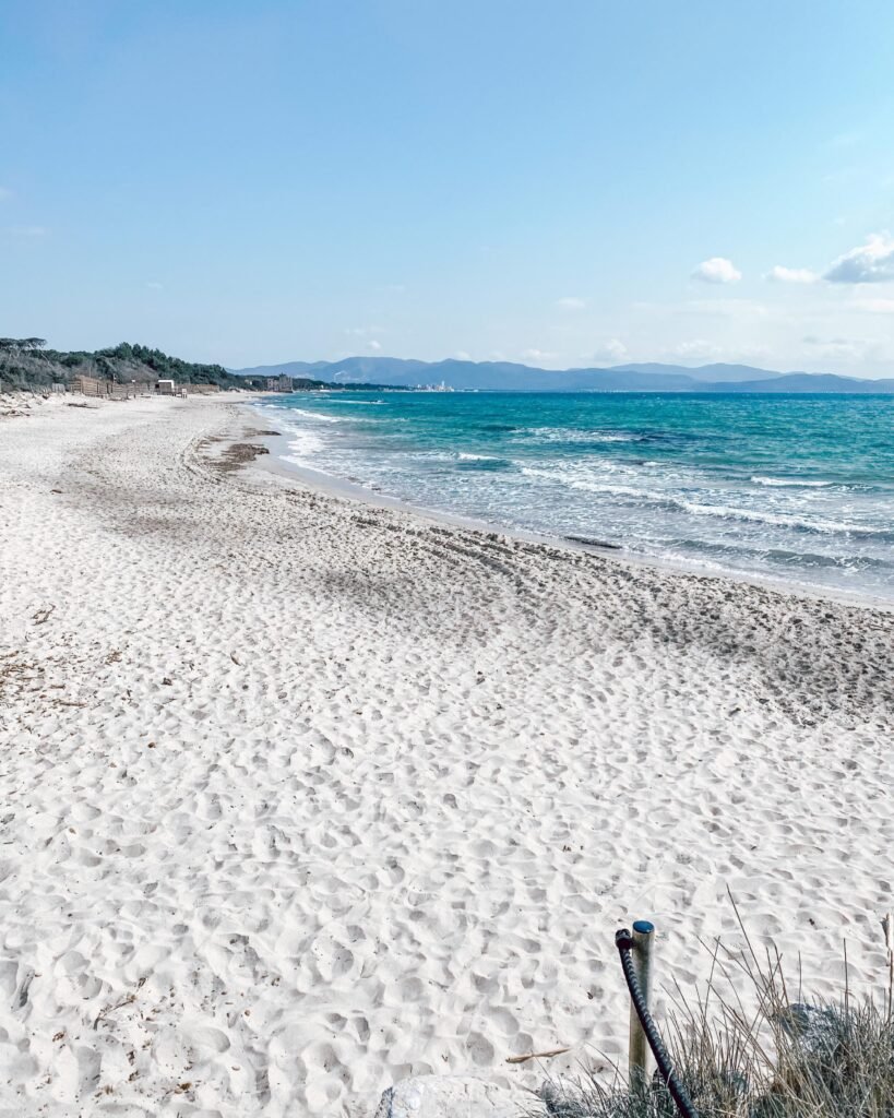 Spiaggia sabbiosa del Parco Costiero della Sterpaia, mare limpido, ideale per vacanze in Val di Cornia.