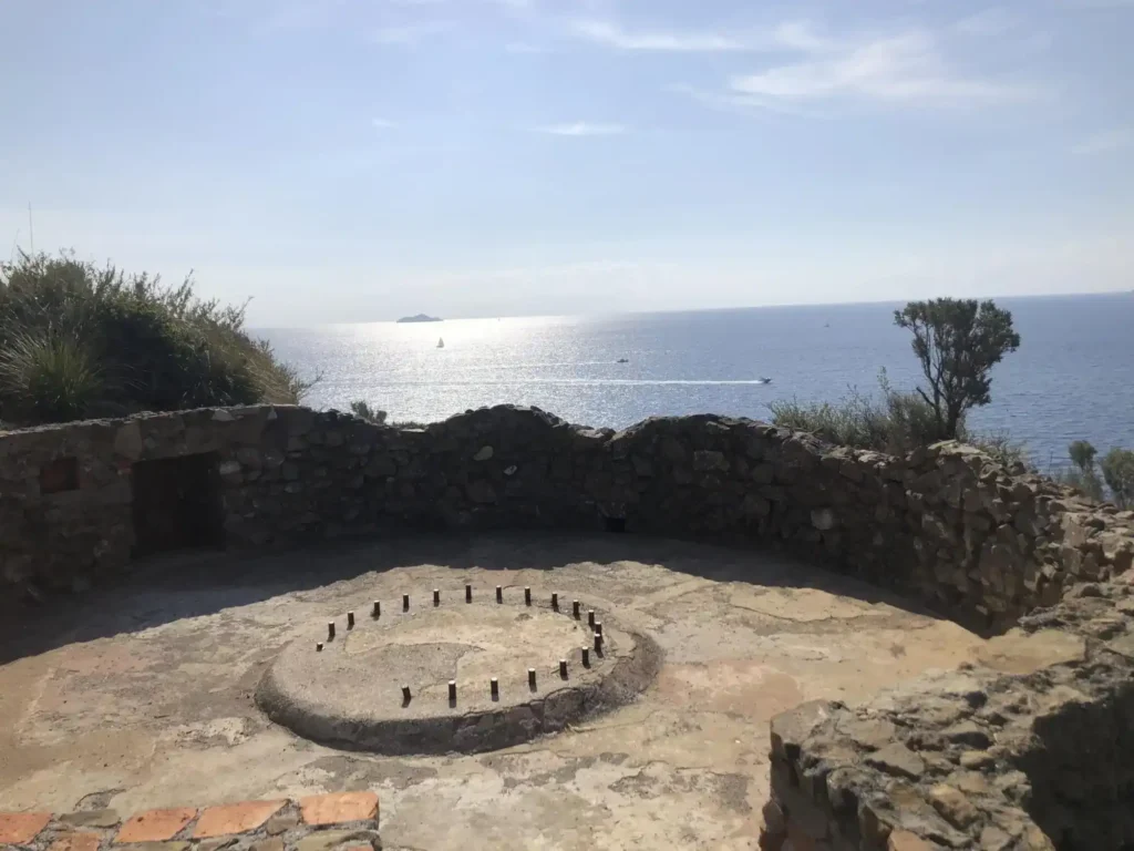 Vista panoramica dall'Osservatorio di Punta Falcone, mare e cielo azzurro a Suvereto, Val di Cornia.