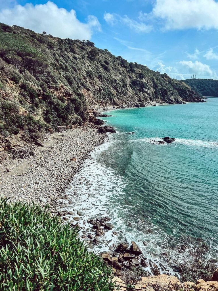 Spiaggia della Cava a Calamoresca, mare turchese e costa rocciosa nella Val di Cornia, ideale per vacanze a Suvereto.