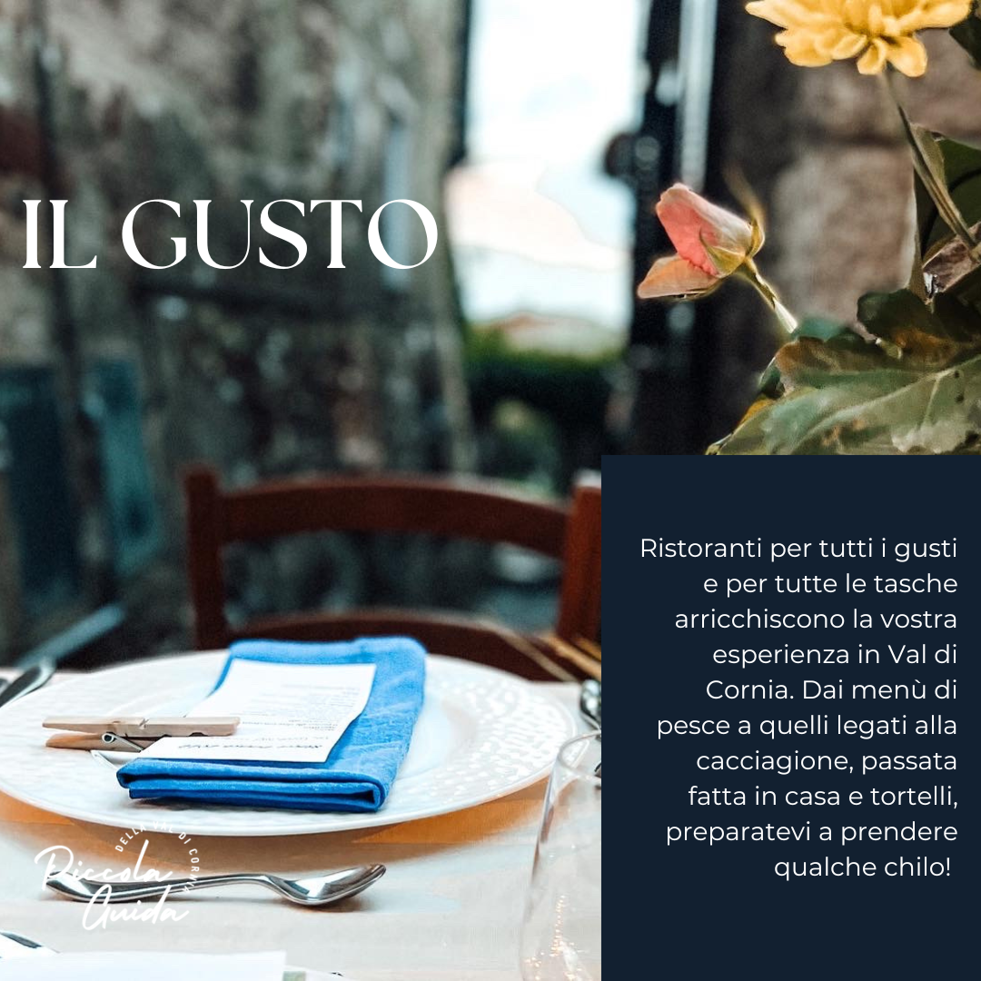 Tavolo apparecchiato all'aperto in ristorante, Suvereto, Val di Cornia, Toscana. Atmosfera rustica e invitante.