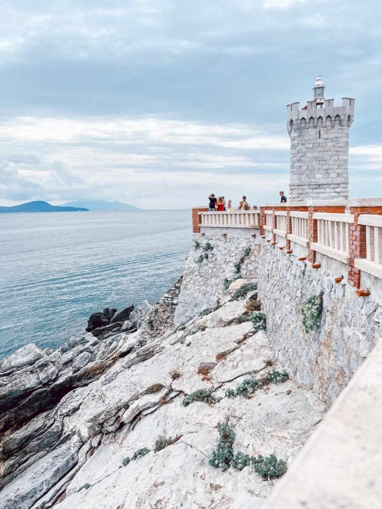 Scogliera e torre panoramica a Piombino, vista mare sul Golfo di Follonica. Esperienze nei borghi della Val di Cornia.