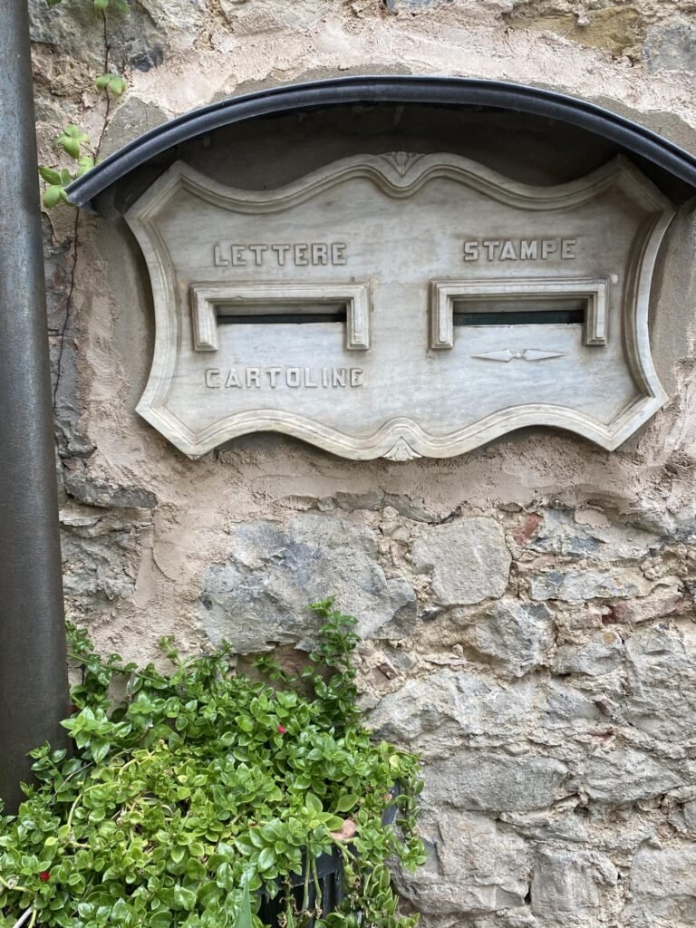 Antica cassetta postale in pietra a Campiglia Marittima, borgo storico nella Val di Cornia.