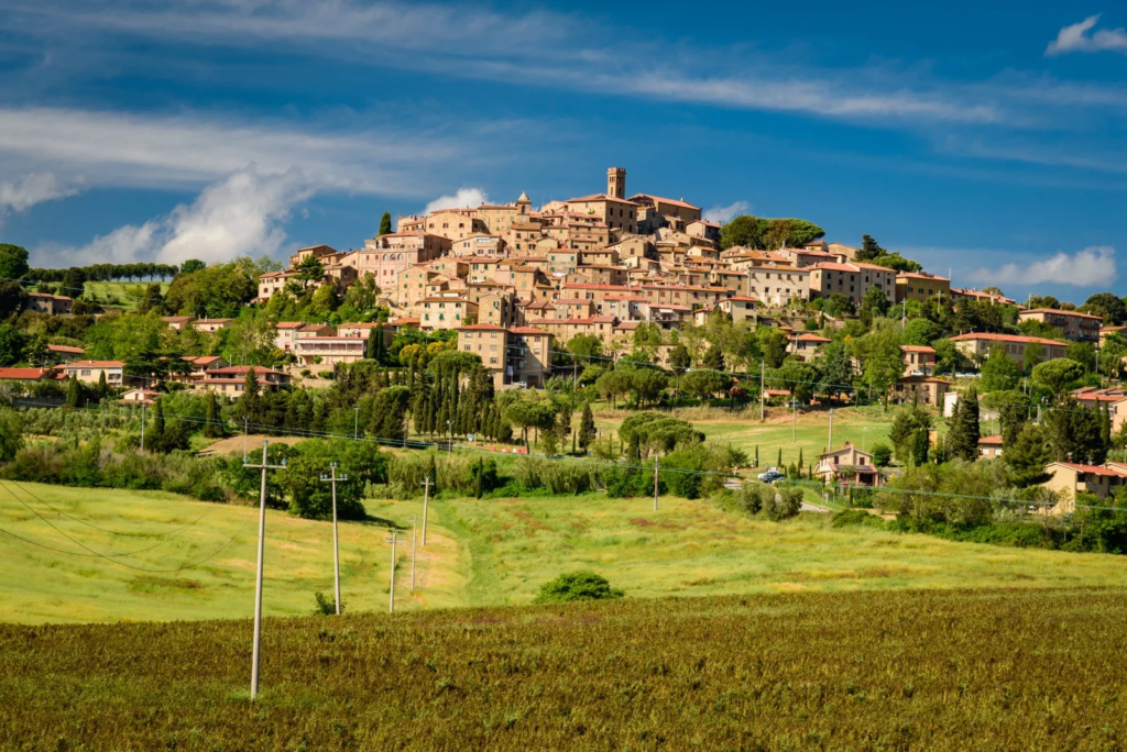 Paesaggio di Bolgheri, borgo toscano, con colline verdi e cielo azzurro, ideale per viaggi in Val di Cornia.