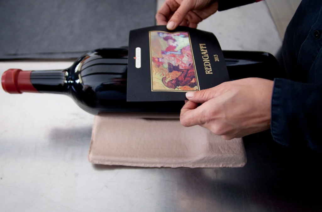 Bottiglia di vino pregiato Tua Rita Redigaffi 2015, etichetta in applicazione, Suvereto Val di Cornia.