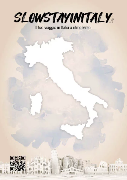 Mappa Italia su sfondo acquerello con testo "SlowStayinItaly", tema vacanza slow, scoperte in Val di Cornia.