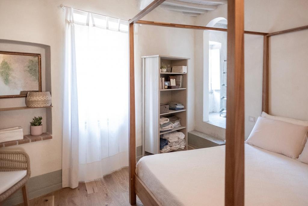 Camera luminosa in casa vacanze a Suvereto, arredo elegante, perfetta per relax e scoperta della Val di Cornia.