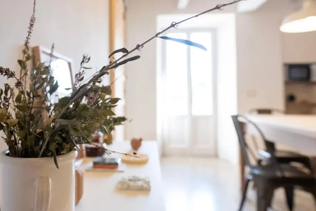 Interno luminoso casa vacanze Suvereto, dettaglio fiori in vaso ed elegante arredo.