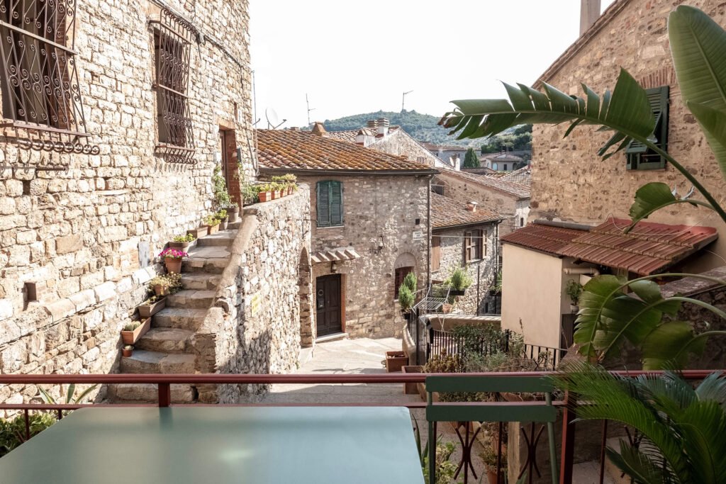 Terrazza panoramica su borgo medievale a Suvereto, ideale per vacanze in Val di Cornia.