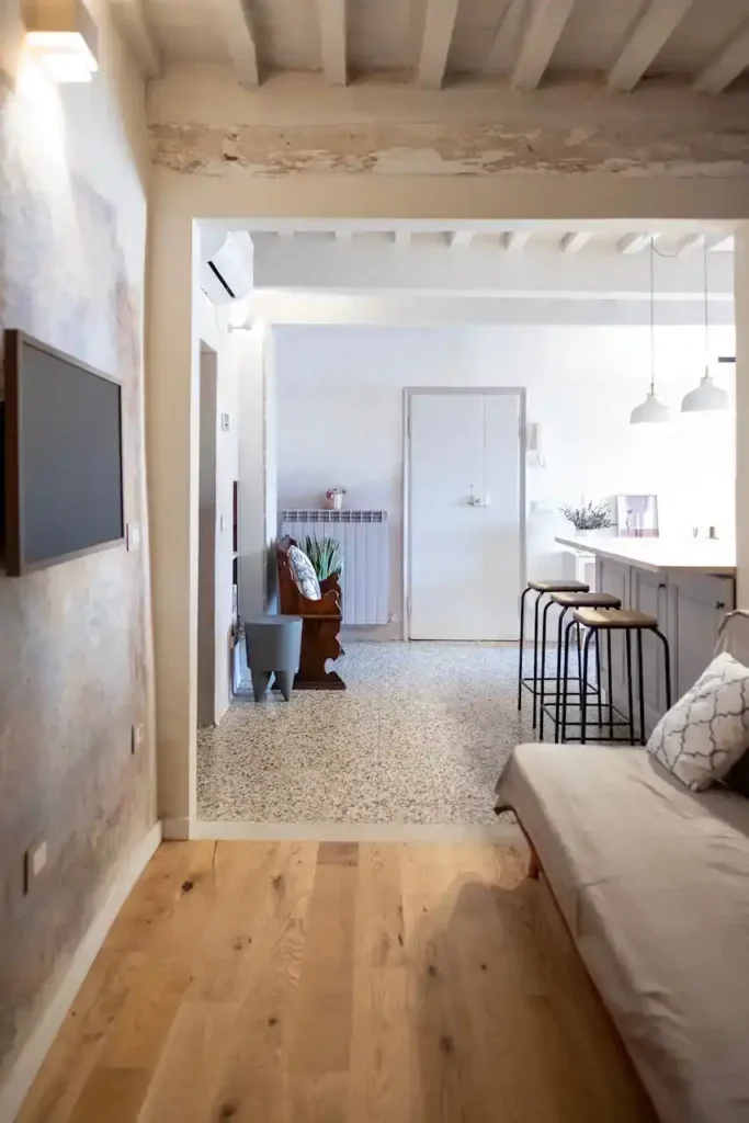 Interno luminoso e moderno di una casa vacanze a Suvereto, con parquet e arredi eleganti.