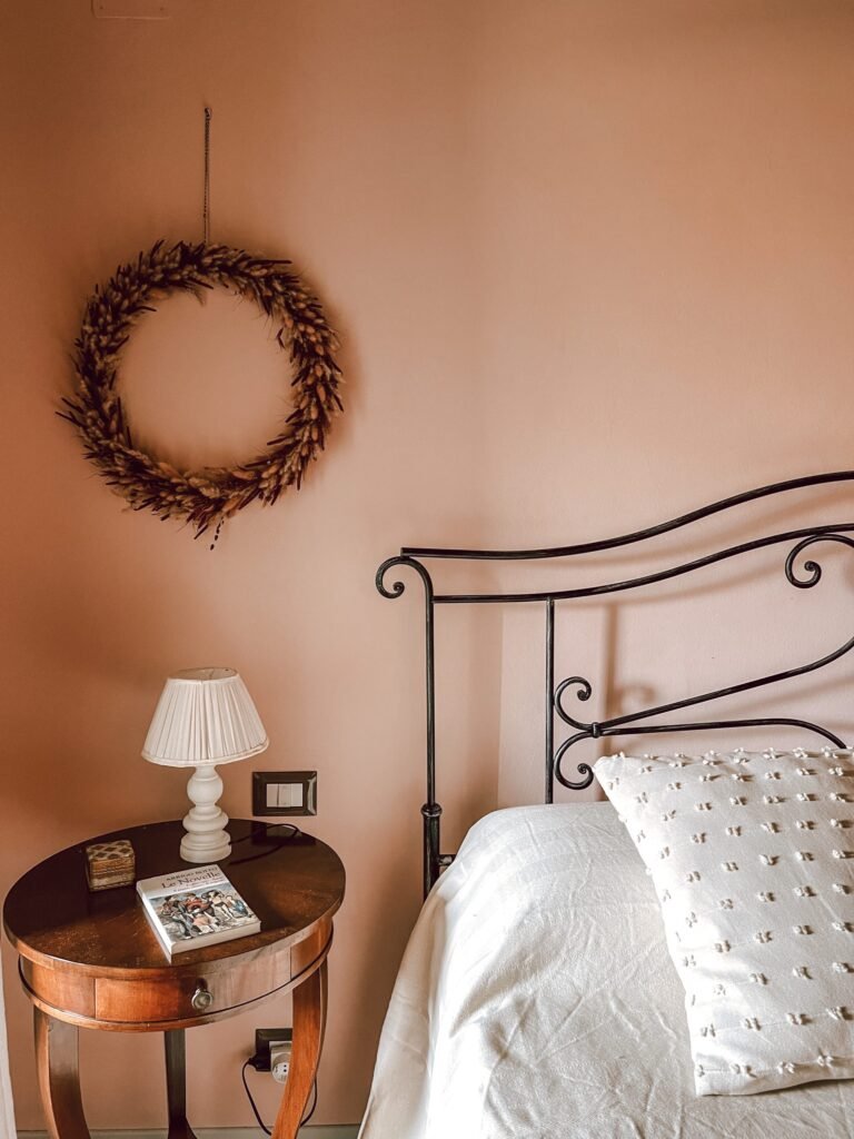 Camera da letto elegante a Suvereto, con letto in ferro battuto e decorazioni rustiche, perfetta per una vacanza rilassante.