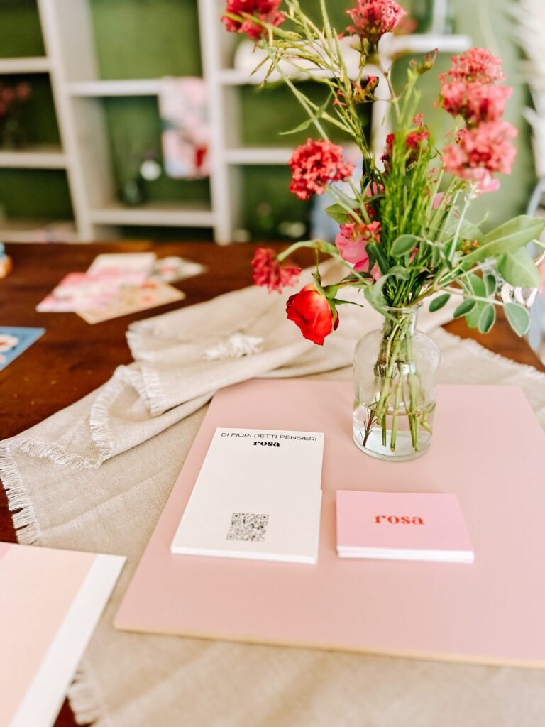 Composizione floreale creativa su tavolo di legno, esperienza artistica Val di Cornia, casa vacanze Suvereto.