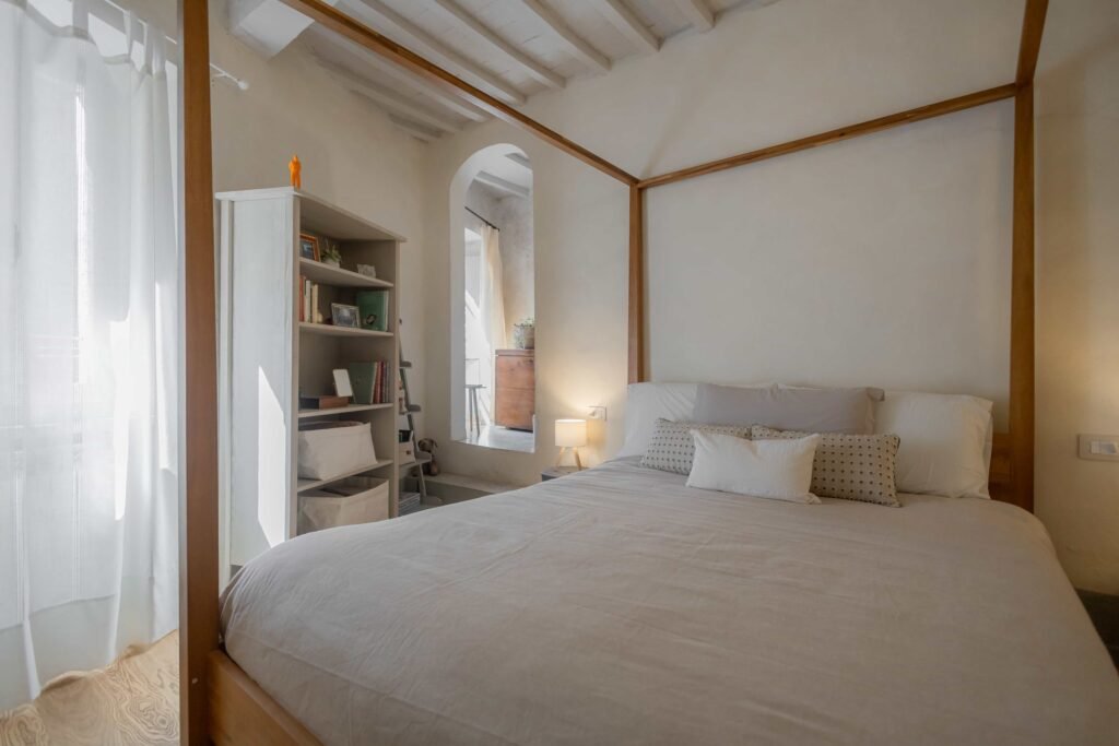 Camera da letto luminosa ed elegante in casa vacanze a Suvereto, Val di Cornia.