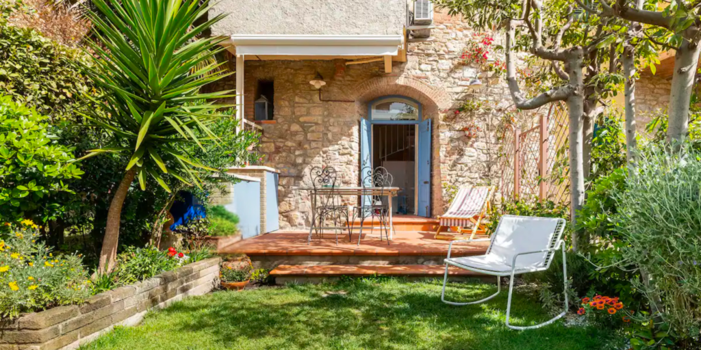 Giardino accogliente di casa vacanze a Suvereto, ideale per esplorare la Val di Cornia e la Costa degli Etruschi.